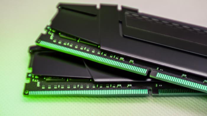 Модули памяти DDR4 DRAM. Компьютерный чип оперативной памяти крупным планом на белом в зеленом свете. 