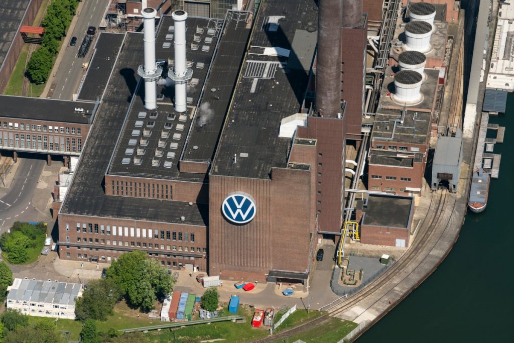 VW в смертельной спирали: слишком большой, чтобы потерпеть неудачу, слишком медленный, чтобы победить