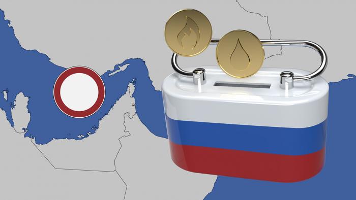 Копилка в российских цветах с нефтегазовым мотивом на монетах перед картой Ормузского пролива