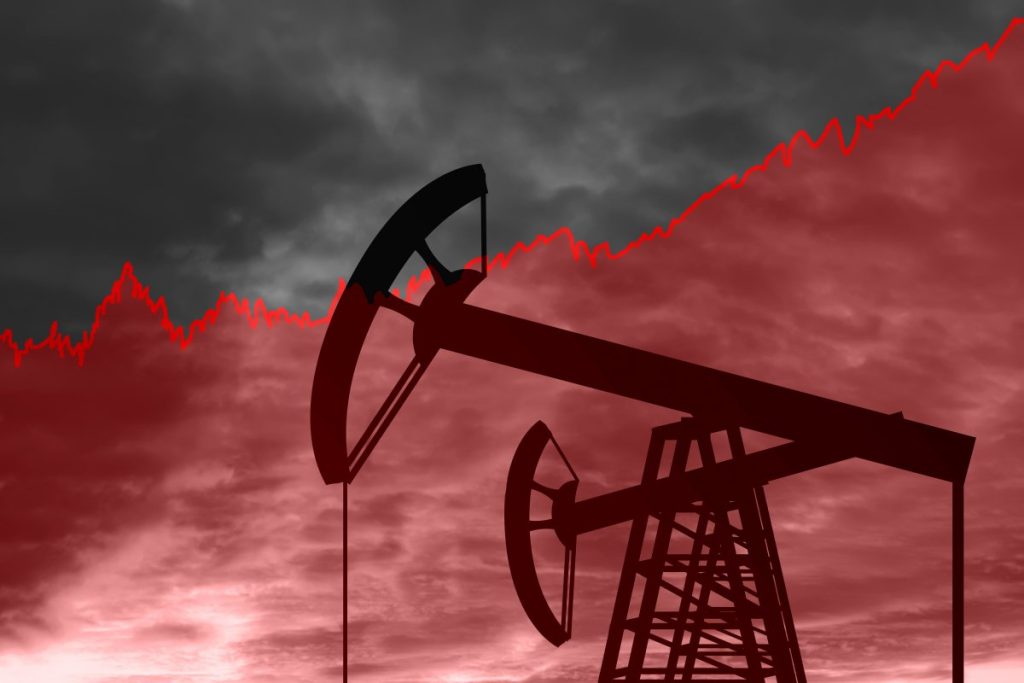Нефтяной кризис приближается к апогею: мировые поставки становятся все более дефицитными