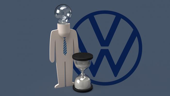 Человек с лампочкой вместо головы с песочными часами перед логотипом VW