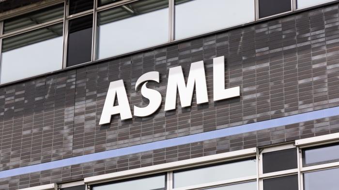 Логотип ASML находится на фасаде современного здания компании.