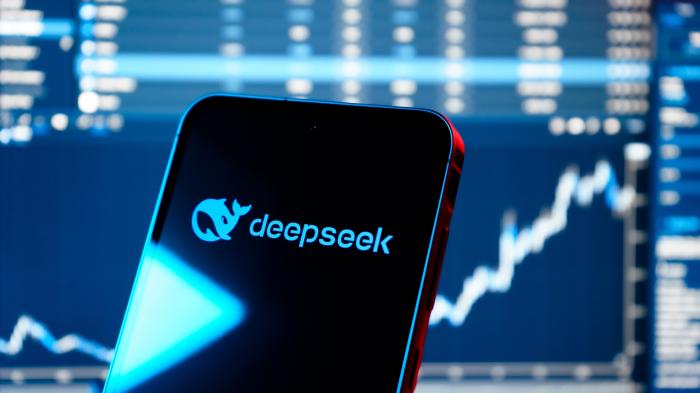 Логотип DeepSeek на мобильном телефоне