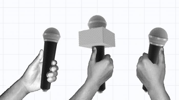 Микрофоны на белом фоне