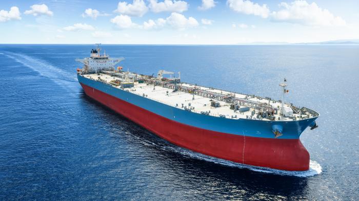 Большой супертанкер плывет по морю.