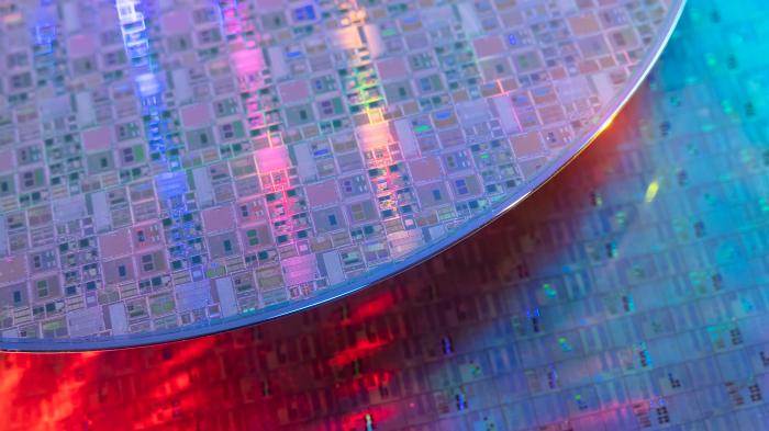 Кремниевые пластины с печатными микропроцессорами.