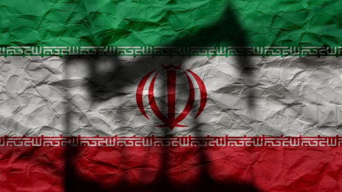 Флаг Ирана с нефтяным насосом на заднем плане