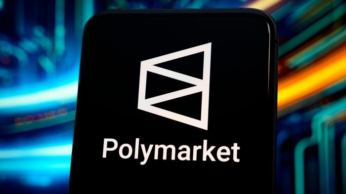 Мобильный телефон с надписью Polymarket на дисплее