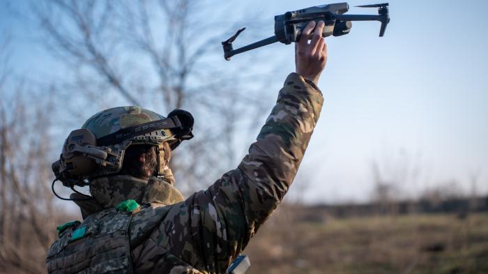 Украинский солдат с дроном в руке