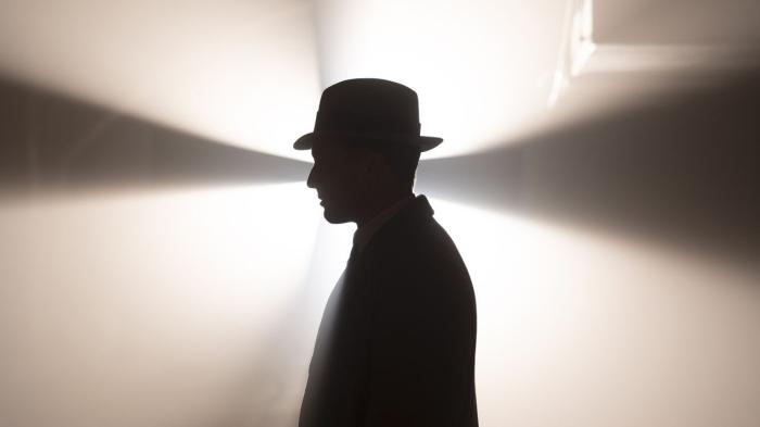 Профиль мужчины в шляпе на подсветке