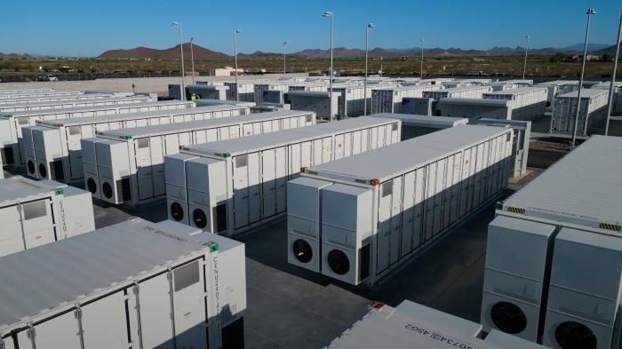 Ряды больших белых аккумуляторных модулей с вентиляторами по бокам.