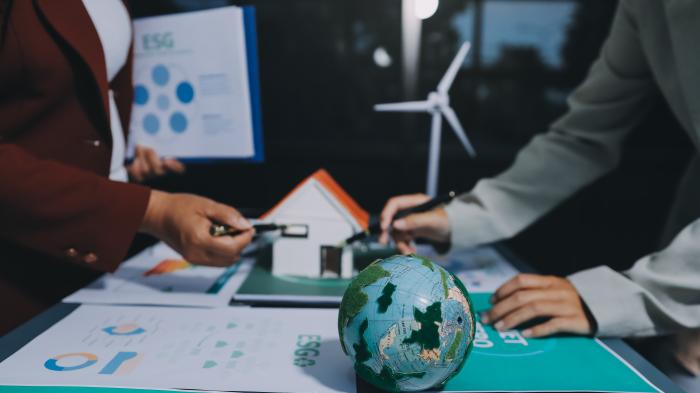 Миниатюрный глобус, модель дома и ветряк в документах.