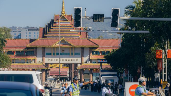 Ворота в китайском стиле, граничащие с оживленной улицей.