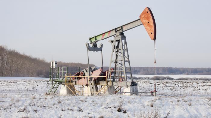 Нефтедобывающее предприятие в заснеженном пейзаже