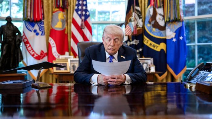 Трамп читает лист бумаги