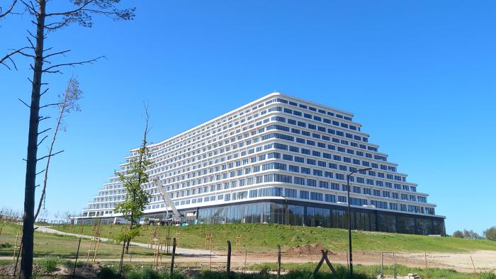 Здание гостиницы в форме полупирамиды.