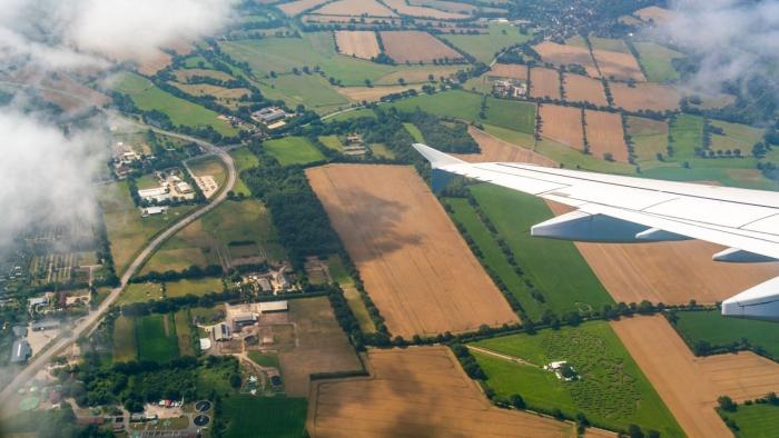 Вид с плоскости на пейзаж с домами