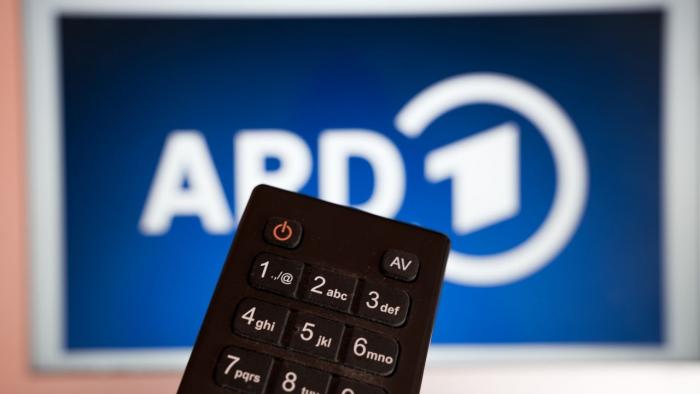 Экран телевизора с логотипом ARD и пультом дистанционного управления.