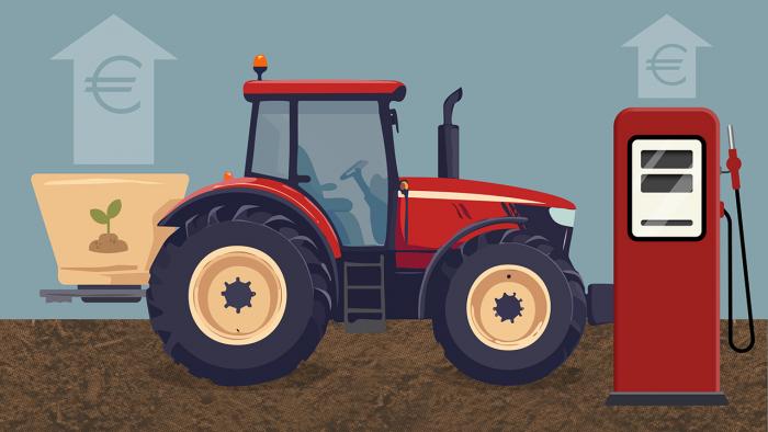 Трактор с культивацией удобрений и бензонасосом с еврострелками, направленными вверх