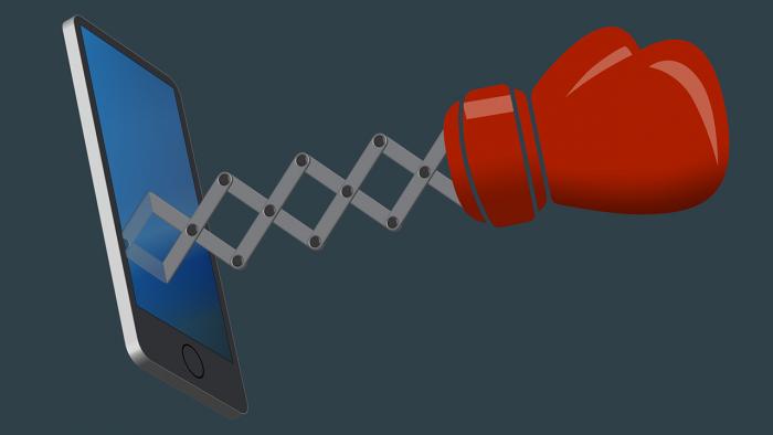 Боксерская перчатка поставляется на удлинении со смартфона