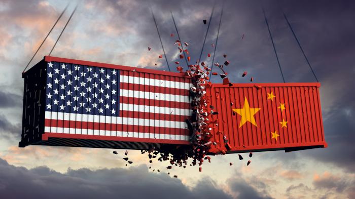 Два контейнера с флагами США и Китая столкнулись и разбились.