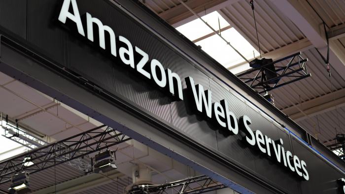 Логотип Amazon Web Services в холле