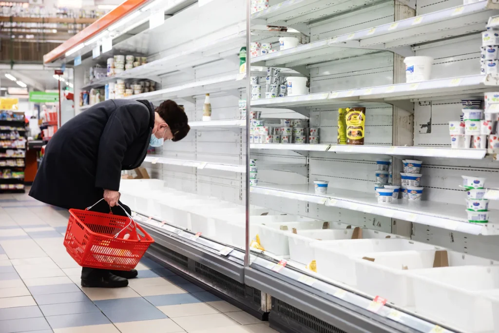 В Украине пустые полки: ритейлеры теперь доставляют продукты напрямую