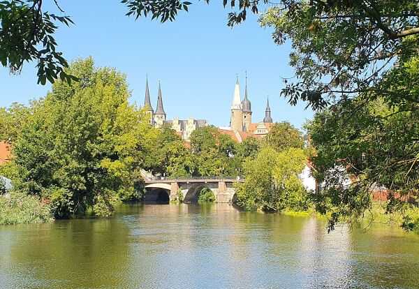 Мерзебург, река и башни.